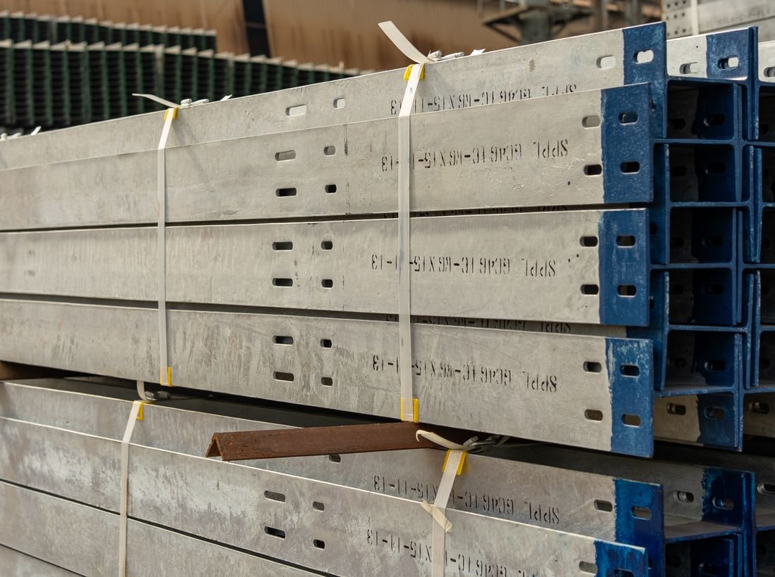 Green PET strapping for securing loads and pallets